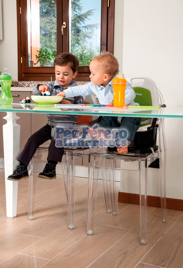 стульчик-бустер для кормления peg perego rialto вместе с семьей за столом